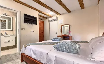 4-Bedroom Holiday House with Private Pool in Podlug