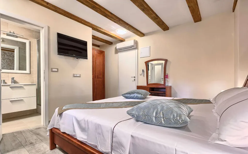 4-Bedroom Holiday House with Private Pool in Podlug