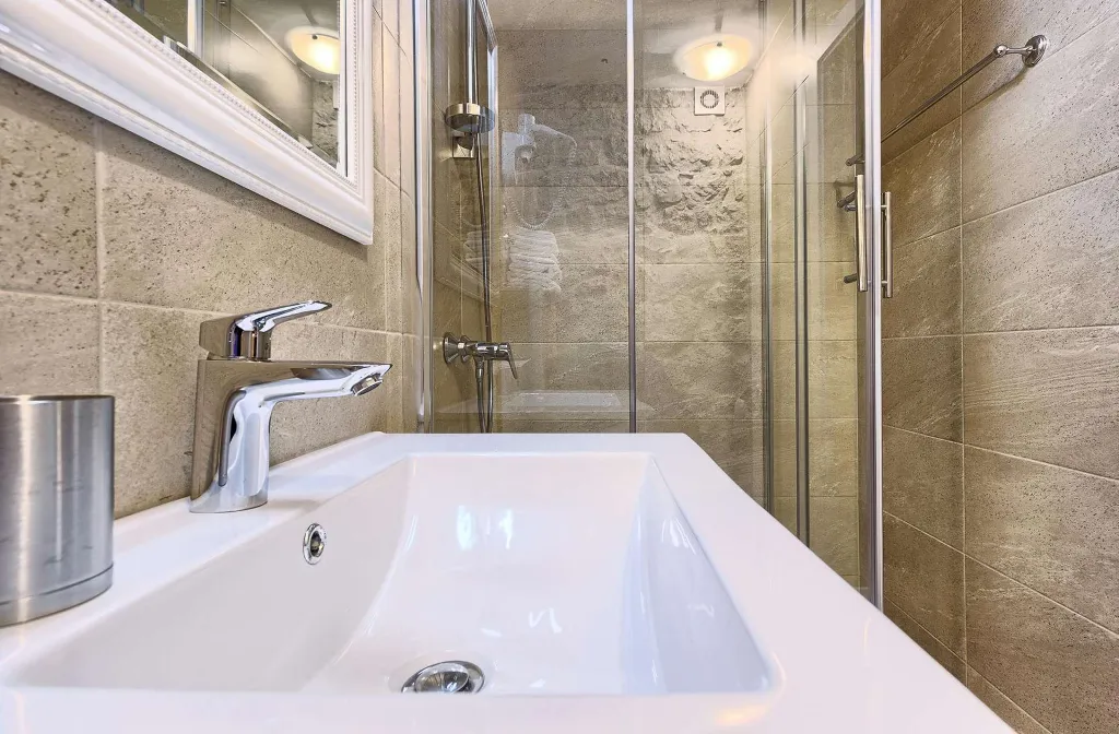 4-Bedroom Holiday House with Private Pool in Podlug