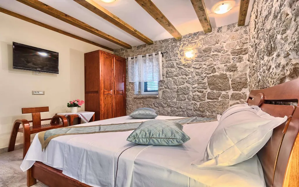 4-Bedroom Holiday House with Private Pool in Podlug