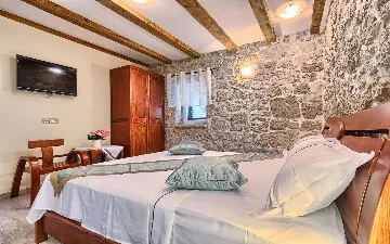 4-Bedroom Holiday House with Private Pool in Podlug