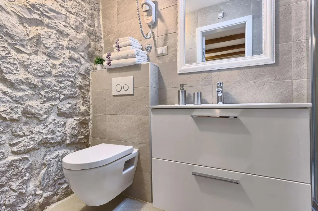 4-Bedroom Holiday House with Private Pool in Podlug