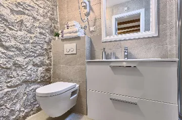 4-Bedroom Holiday House with Private Pool in Podlug