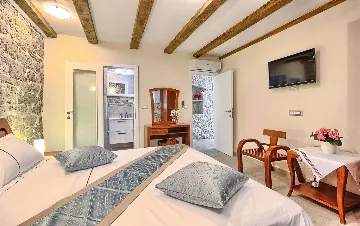 4-Bedroom Holiday House with Private Pool in Podlug