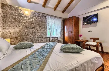 4-Bedroom Holiday House with Private Pool in Podlug