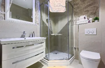 4-Bedroom Holiday House with Private Pool in Podlug