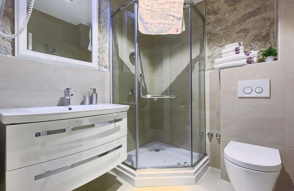 4-Bedroom Holiday House with Private Pool in Podlug