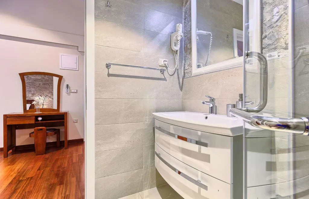 4-Bedroom Holiday House with Private Pool in Podlug