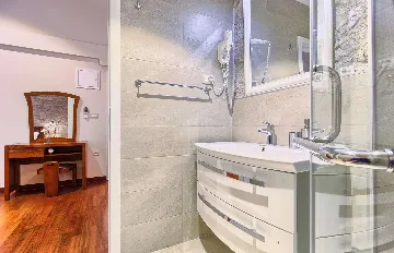 4-Bedroom Holiday House with Private Pool in Podlug