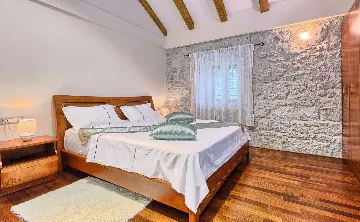 4-Bedroom Holiday House with Private Pool in Podlug