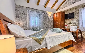 4-Bedroom Holiday House with Private Pool in Podlug