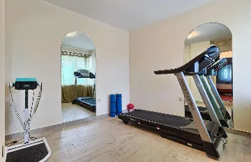 4-Bedroom Holiday House with Private Pool in Podlug