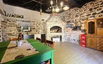 4-Bedroom Holiday House with Private Pool in Podlug