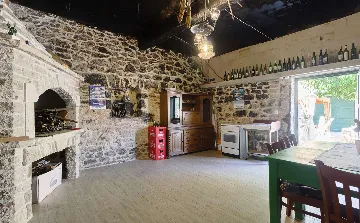 4-Bedroom Holiday House with Private Pool in Podlug