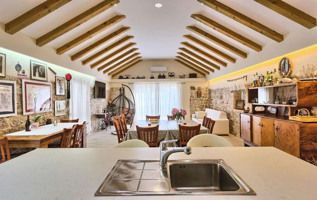 4-Bedroom Holiday House with Private Pool in Podlug