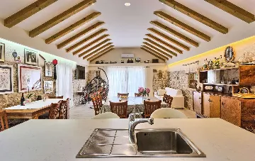 4-Bedroom Holiday House with Private Pool in Podlug