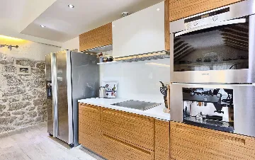 4-Bedroom Holiday House with Private Pool in Podlug