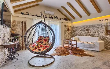 4-Bedroom Holiday House with Private Pool in Podlug