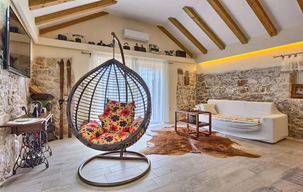 4-Bedroom Holiday House with Private Pool in Podlug