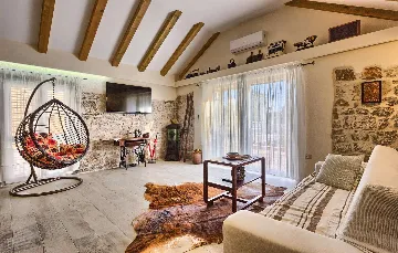 4-Bedroom Holiday House with Private Pool in Podlug