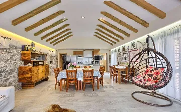 4-Bedroom Holiday House with Private Pool in Podlug