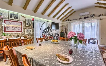 4-Bedroom Holiday House with Private Pool in Podlug