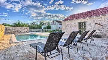 4-Bedroom Holiday House with Private Pool in Podlug