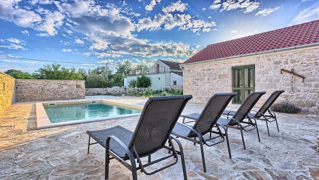 4-Bedroom Holiday House with Private Pool in Podlug