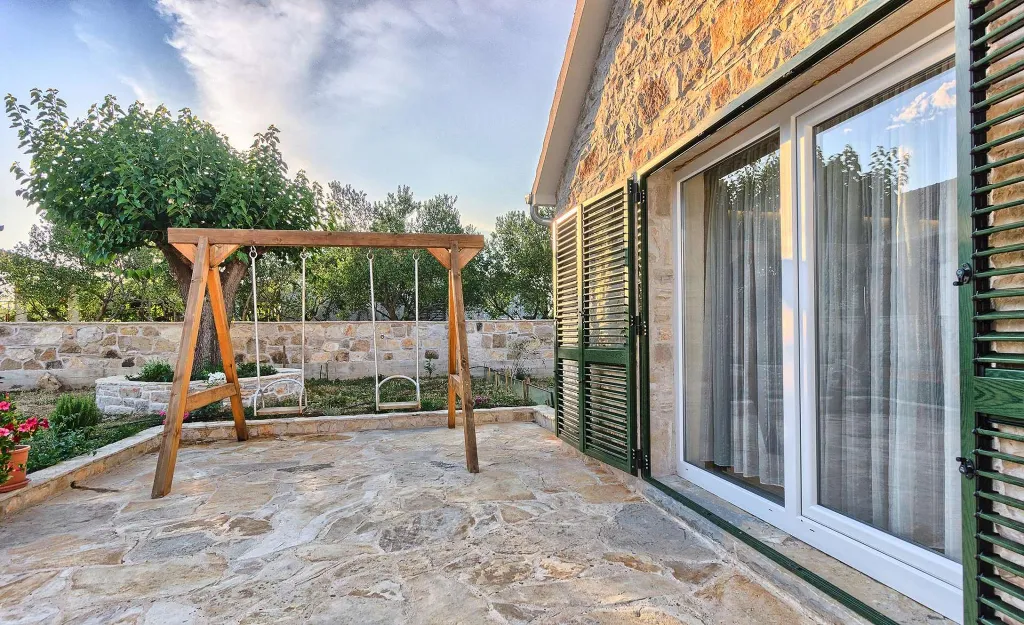 4-Bedroom Holiday House with Private Pool in Podlug
