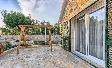 4-Bedroom Holiday House with Private Pool in Podlug