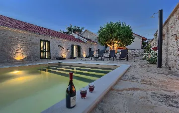 4-Bedroom Holiday House with Private Pool in Podlug