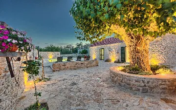 4-Bedroom Holiday House with Private Pool in Podlug