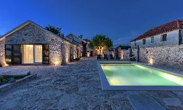 4-Bedroom Holiday House with Private Pool in Podlug