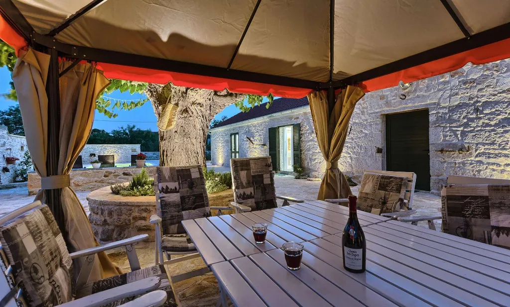 4-Bedroom Holiday House with Private Pool in Podlug