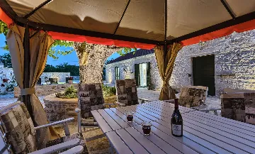 4-Bedroom Holiday House with Private Pool in Podlug