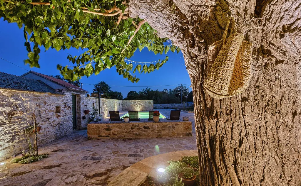 4-Bedroom Holiday House with Private Pool in Podlug
