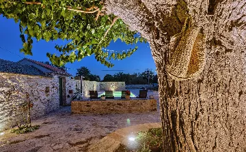 4-Bedroom Holiday House with Private Pool in Podlug