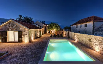 4-Bedroom Holiday House with Private Pool in Podlug