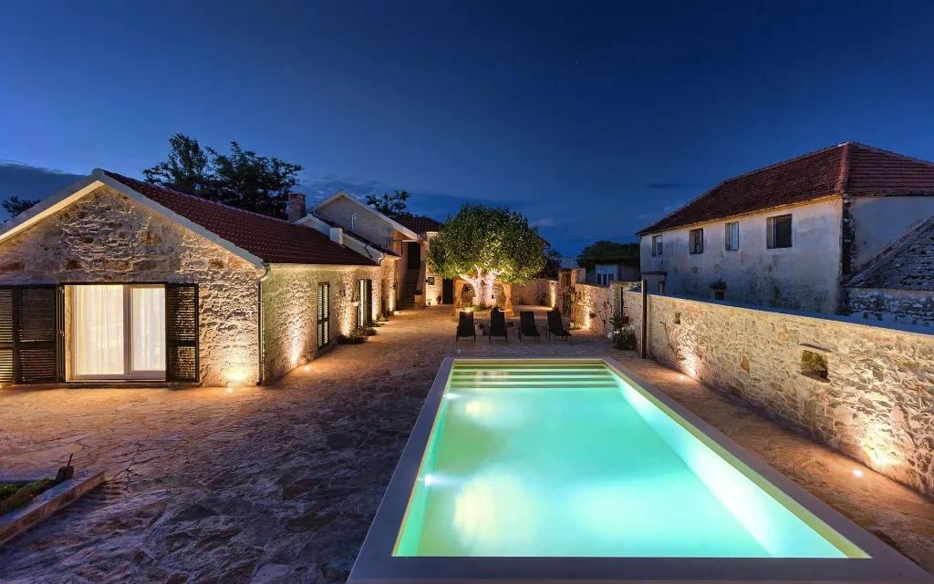 4-Bedroom Holiday House with Private Pool in Podlug