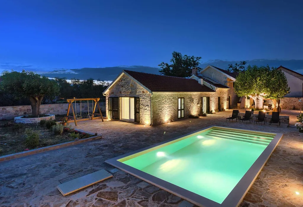 4-Bedroom Holiday House with Private Pool in Podlug