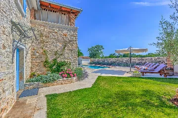 4-Bedroom Villa with Private Pool in Krmed