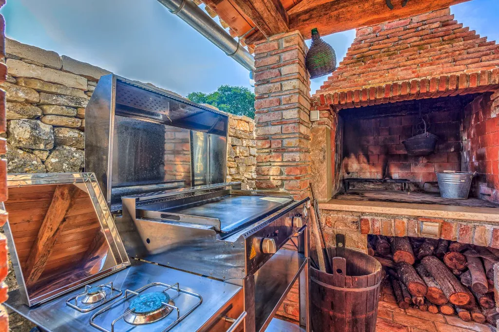 4-Bedroom Villa with Private Pool in Krmed