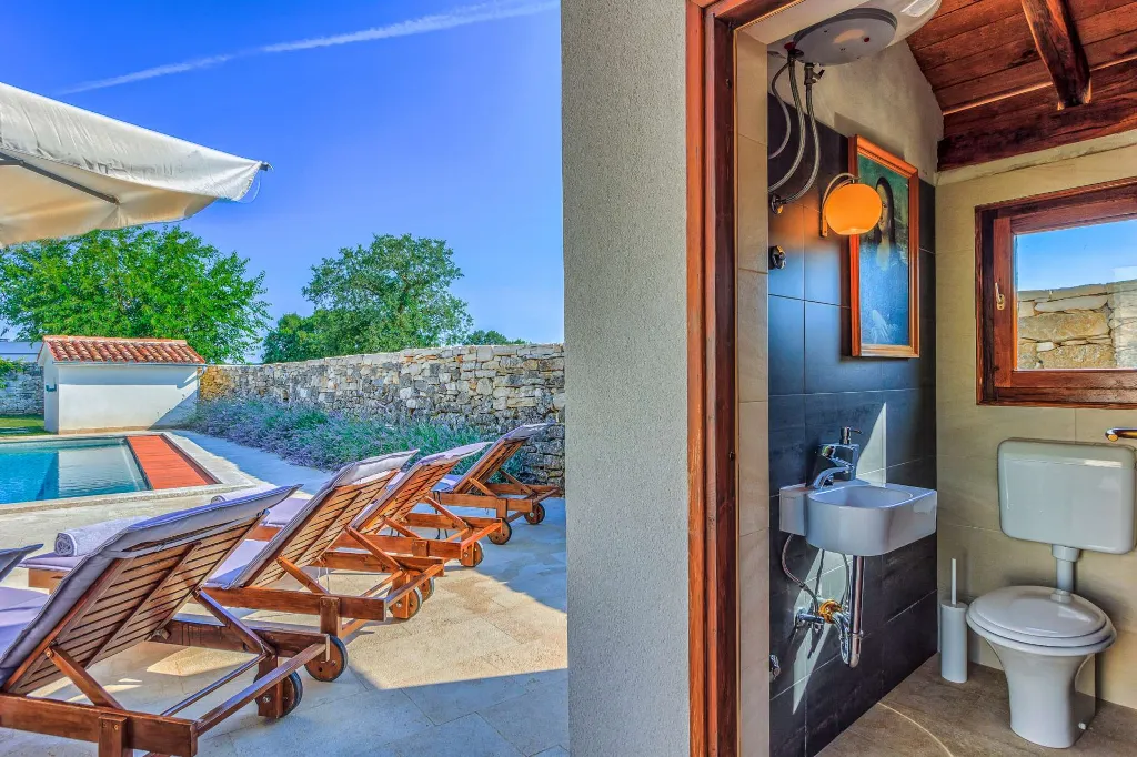 4-Bedroom Villa with Private Pool in Krmed