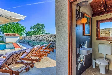 4-Bedroom Villa with Private Pool in Krmed