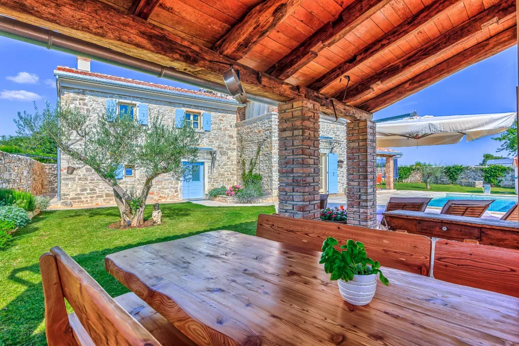 4-Bedroom Villa with Private Pool in Krmed