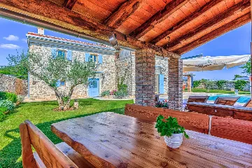 4-Bedroom Villa with Private Pool in Krmed
