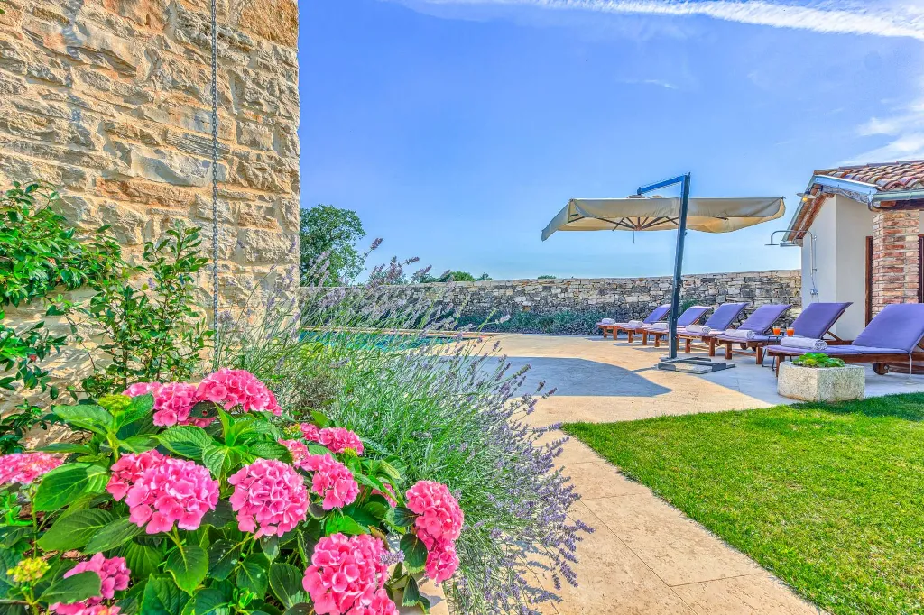 4-Bedroom Villa with Private Pool in Krmed