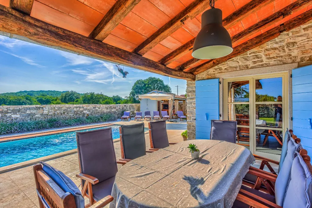 4-Bedroom Villa with Private Pool in Krmed