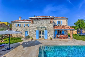 4-Bedroom Villa with Private Pool in Krmed