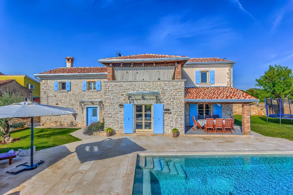 4-Bedroom Villa with Private Pool in Krmed